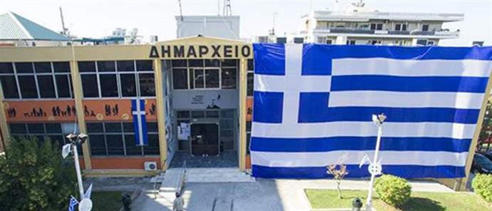 28η Οκτωβρίου: Η γαλανόλευκη σημαία «σκέπασε» το Δημαρχείο Ελληνικού – Αργυρούπολης